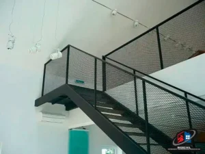 Ornamentación y Estructuras Metálicas 1 Escalera metálica con baranda de seguridad.
