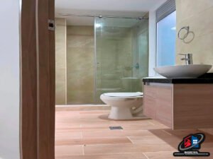 Acabados arquitectónicos 23 Piso laminado recién instalado en un espacio minimalista