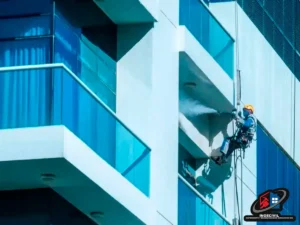 Limpieza de fachadas en altura con técnicas seguras y eficientes
