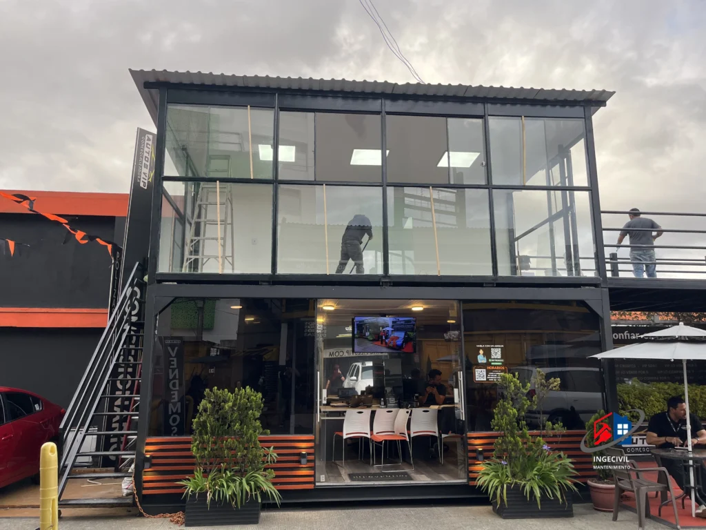 Ingecivil | Construcción y Remodelación en Bogotá 1 Edificio de oficinas de dos pisos con fachada de vidrio.